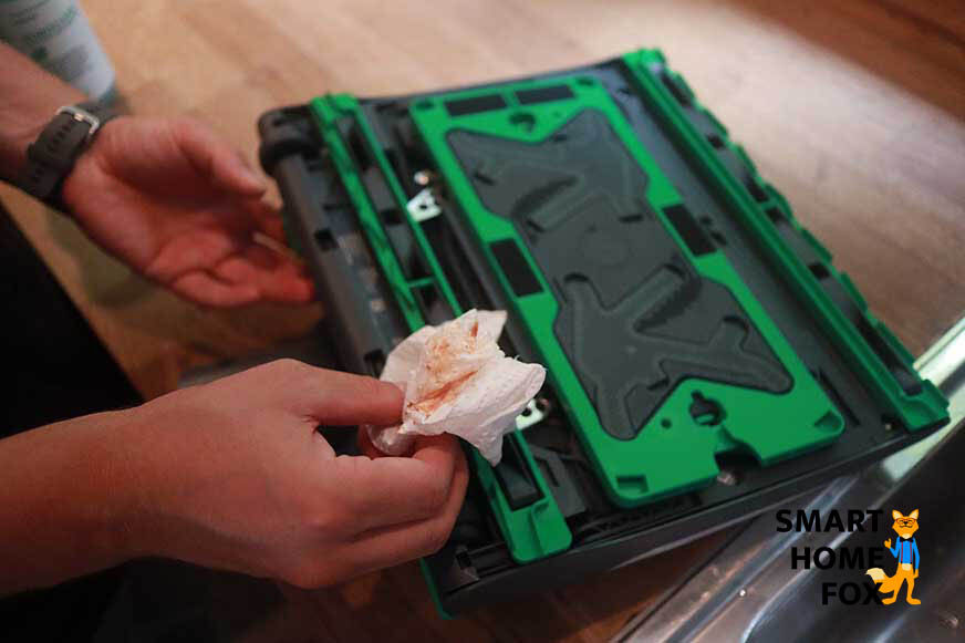 Ketchupreste an der Unterseite der Bürste